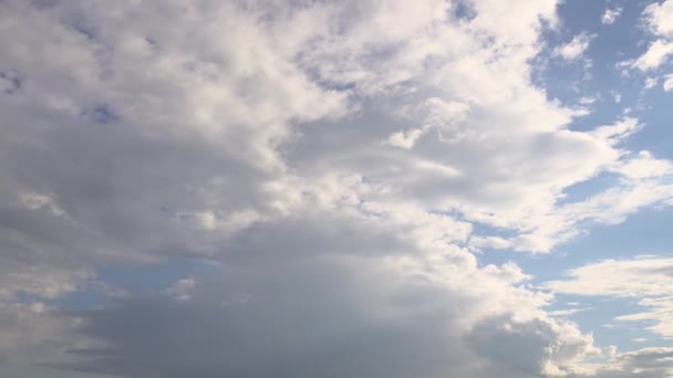 Mavi Gökyüzü Arkaplanı Beyaz Bulutlar Gün Işığında — Stok video