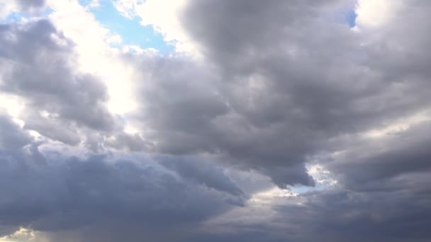 Blauwe Lucht Achtergrond Met Witte Wolken Het Zonlicht — Stockvideo