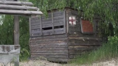 Ormandaki eski ahşap bina