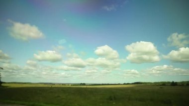 Manzara alanı ve gökyüzü. Yazın kırsal doğa