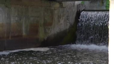 Nehirdeki eski baraj. Şelalenin yakın çekim görüntüleri..