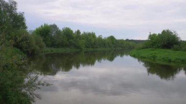 Orman nehri yaz manzarası. Bahar Çayırı Gölü