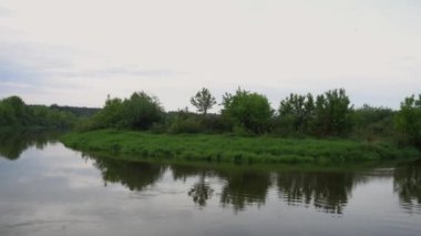Orman nehri yaz manzarası. Bahar Çayırı Gölü