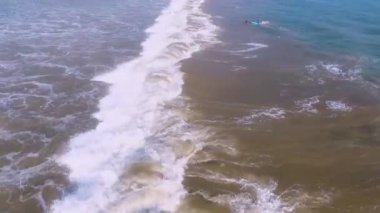 Quadcopter 'dan okyanus manzarası çok güzel. Denizin kuş bakışı görüntüsü. Sri lanka manzara arka planı