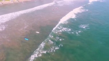 Quadcopter 'dan okyanus manzarası çok güzel. Denizin kuş bakışı görüntüsü. Sri lanka manzara arka planı