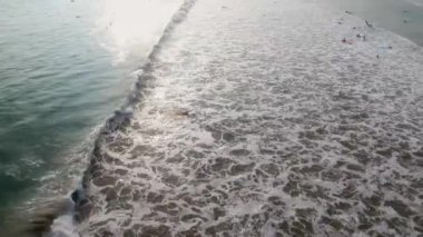 Quadcopter 'dan okyanus manzarası çok güzel. Denizin kuş bakışı görüntüsü. Sri lanka manzara arka planı