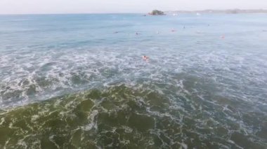 Quadcopter 'dan okyanus manzarası çok güzel. Denizin kuş bakışı görüntüsü. Sri lanka manzara arka planı