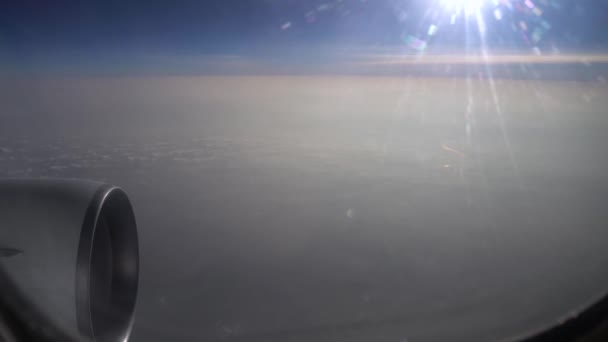 Flugzeug Fliegt Blick Durch Das Fenster Video Von Schönen Wolken — Stockvideo