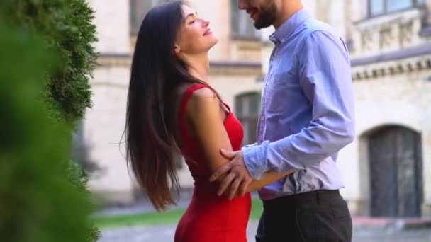 Pasangan Yang Indah Pacar Dan Pacar Berjalan Dan Berciuman Latar — Stok Video