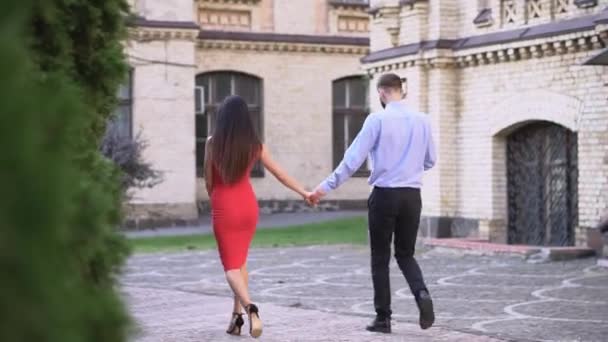 Beautiful Couple Boyfriend Girlfriend Walking Kissing Park Background Man Woman — Vídeo de Stock