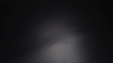 Siyah eldivenli bir kadının güzellik salonunda manikür üzerinde çalışmasını yakından izleyeceğiz.