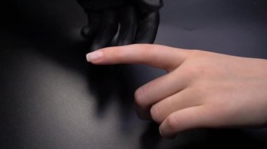 Manikür yaptırmaya çalışıyorum. Güzellik salonu elleri ve tırnakları koyu bir arka planda. Video görüntüleri