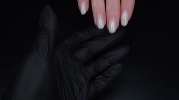 Dělám Manikúře Detailním Záběru Kosmetický Salon Ruce Nehty Tmavém Pozadí — Stock video