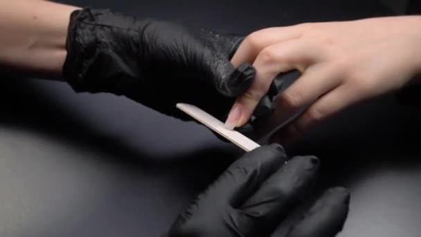 Manikür Üzerinde Çalışıyorum Yakın Çekim Güzellik Salonu Elleri Tırnakları Koyu — Stok video