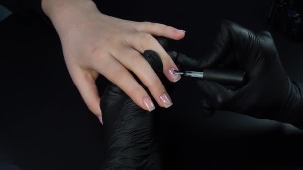 工作在一个修指甲 特写视图 美容院的手和指甲在黑暗的背景 录像镜头 — 图库视频影像