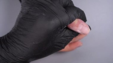 Manikür yaptırmaya çalışıyorum. Güzellik salonu elleri ve tırnakları koyu bir arka planda. Video görüntüleri