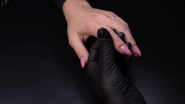 美容室でマニキュアを作業黒手袋の女性のクローズアップビュー — ストック動画