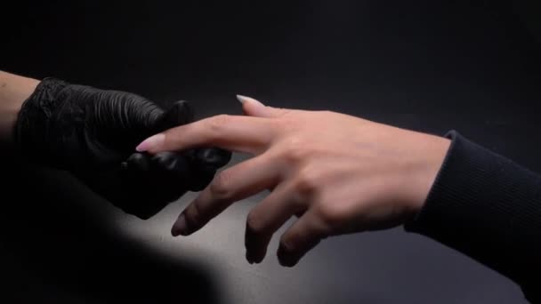 穿着黑色手套的女性在美容院修指甲的特写 — 图库视频影像