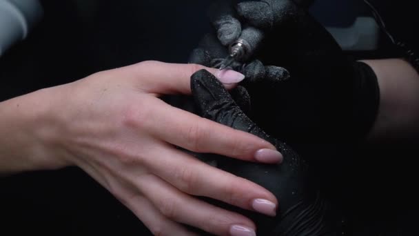 Close Uitzicht Van Vrouw Zwart Handschoenen Werken Aan Manicure Schoonheidssalon — Stockvideo