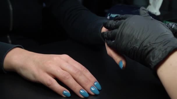 Close Uitzicht Van Vrouw Zwart Handschoenen Werken Aan Manicure Schoonheidssalon — Stockvideo