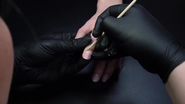 Werken Aan Een Manicure Close Zicht Schoonheidssalon Handen Nagels Een — Stockvideo