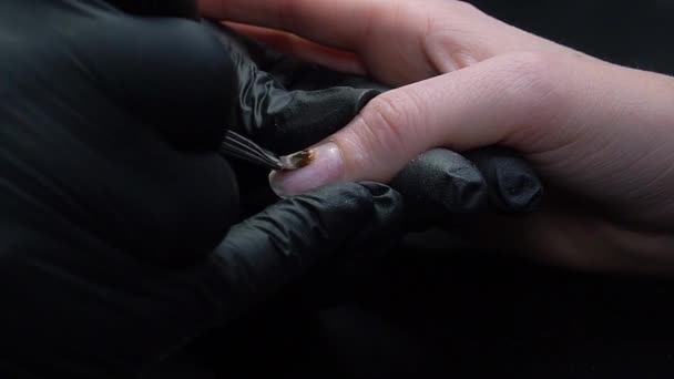 工作在一个修指甲 特写视图 美容院的手和指甲在黑暗的背景 录像镜头 — 图库视频影像