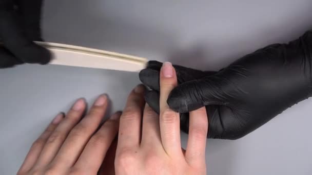 Pracuję Nad Zbliżeniem Manicure Ręce Salonu Piękności Paznokcie Ciemnym Tle — Wideo stockowe