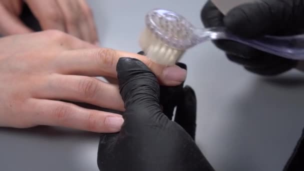 Γυναίκα Χέρια Μαύρα Γάντια Χρησιμοποιώντας Αρχείο Καρφί Για Φροντίδα Των — Αρχείο Βίντεο