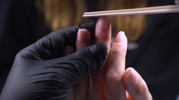 여자들은 손질하고 매니큐어를 만들기 손톱으로 장갑을 잡는다 미용실의 — 비디오
