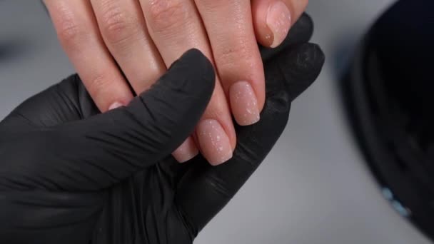 Close Widok Kobiety Czarnych Rękawiczkach Pracuje Manicure Salonie Piękności — Wideo stockowe