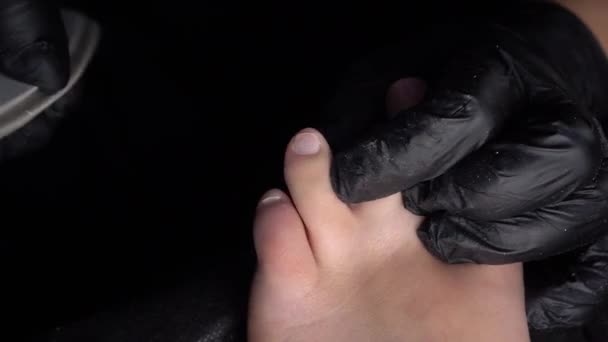 Frau Hände Schwarzen Handschuhen Mit Nagelfeile Pflegen Nägel Und Maniküre — Stockvideo