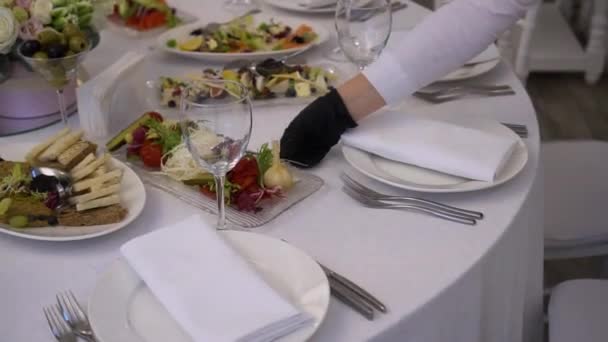 Event Waiter Puts Plate Fresh Delicious Food Table — Stock Video
