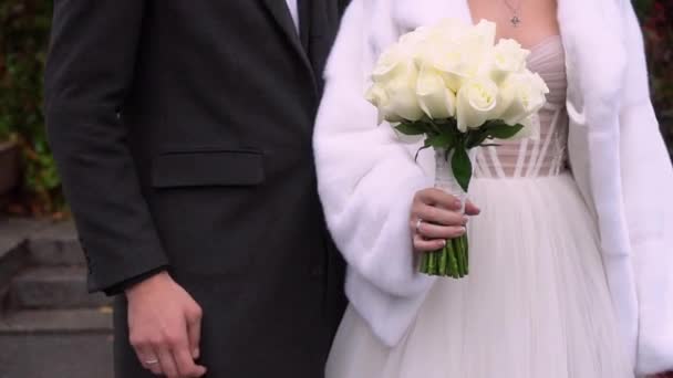 Руки Молодят Тлі Парку Весілля Чудовий День Народження Нової Сімки — стокове відео