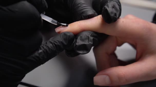 美容室でマニキュアを作業黒手袋の女性のクローズアップビュー — ストック動画