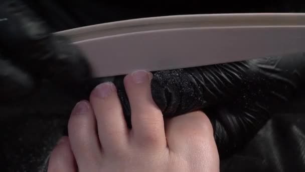 Γυναίκα Χέρια Μαύρα Γάντια Χρησιμοποιώντας Αρχείο Καρφί Για Φροντίδα Των — Αρχείο Βίντεο