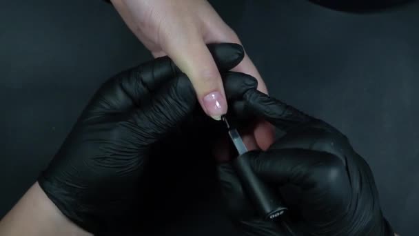 Close Uitzicht Van Vrouw Zwart Handschoenen Werken Aan Manicure Schoonheidssalon — Stockvideo