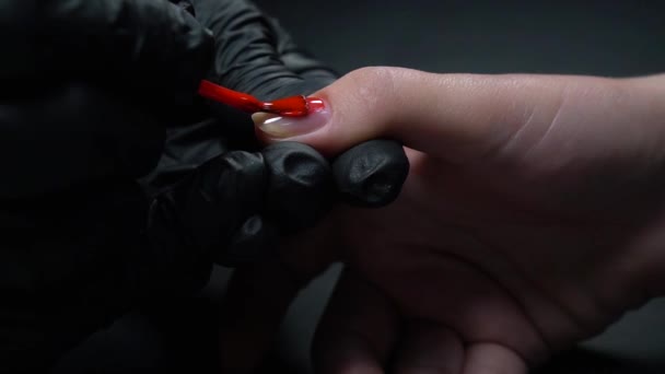 穿着黑色手套的女性在美容院修指甲的特写 — 图库视频影像