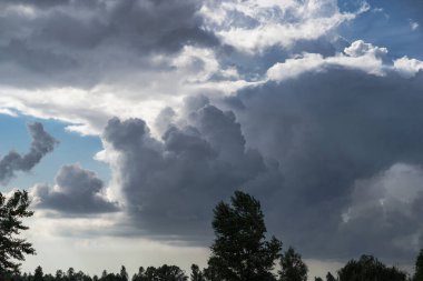 Mavi gökyüzünde güneş ışığı altında bulutlar. Uçaktan manzara harika..