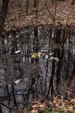 Suda çöp var. Çevresel plastik kirliliği. Dünya gezegeninin ekolojik felaketi.