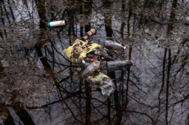 Suda çöp var. Çevresel plastik kirliliği. Dünya gezegeninin ekolojik felaketi.