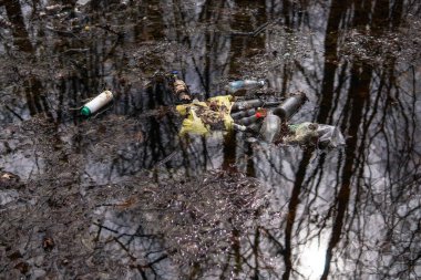 Suda çöp var. Çevresel plastik kirliliği. Dünya gezegeninin ekolojik felaketi.