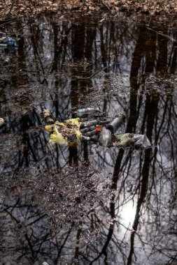 Suda çöp var. Çevresel plastik kirliliği. Dünya gezegeninin ekolojik felaketi.