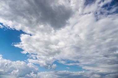 Mavi gökyüzünde güneş ışığı altında bulutlar. Uçaktan manzara harika..