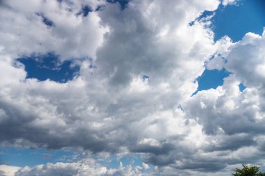 Mavi gökyüzünde güneş ışığı altında bulutlar. Uçaktan manzara harika..