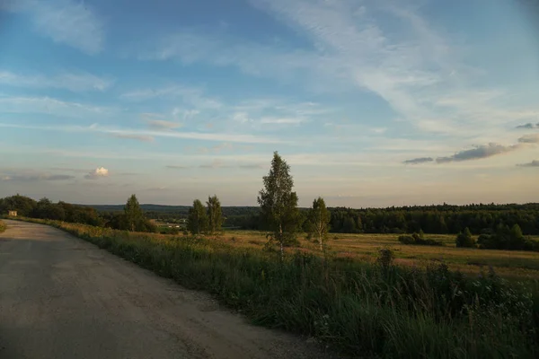 Estrada Rural Através Campo Bela Paisagem Natural Céu Azul Entardecer — Fotografia de Stock