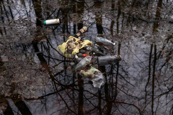 Suda çöp var. Çevresel plastik kirliliği. Dünya gezegeninin ekolojik felaketi.