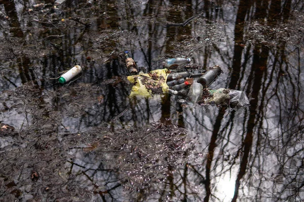 Suda çöp var. Çevresel plastik kirliliği. Dünya gezegeninin ekolojik felaketi.