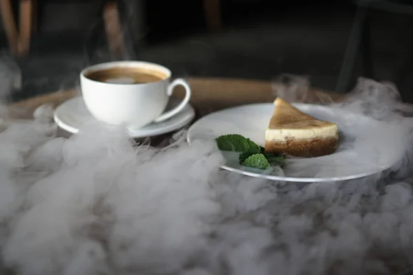 Uma Xícara Cappuccino Pedaço Cheesecake Uma Mesa Madeira Deliciosa Sobremesa — Fotografia de Stock