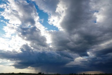 Mavi gökyüzünde güneş ışığında bulutlar.