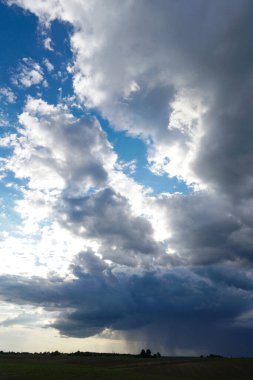 Mavi gökyüzünde güneş ışığında bulutlar.